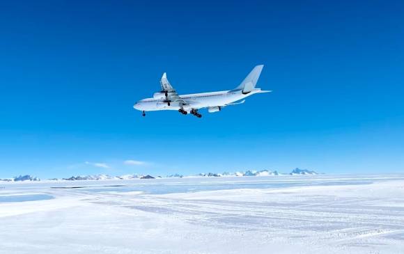 Este aterrizaje comercial en la Antártida sería un precedente para futuros vuelos con turistas, científicos y transporte de suministros al Polo Sur. FOTOS VIDEO HI FLY.