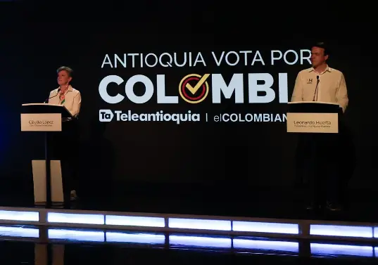 Leonardo Huerta y Claudia López de la consulta de las soluciones. Foto: Camilo Suárez, El Colombiano