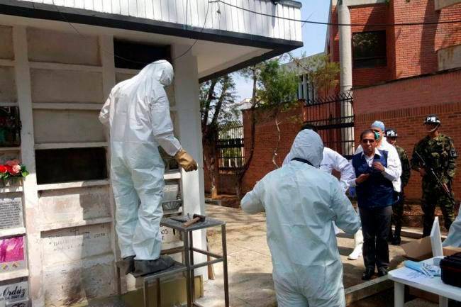 Los restos del cura guerrillero Camilo Torres fueron exhumados de un cementerio de Bucaramanga. Su estudio tomó dos años, para esclarecer la identidad de forma plena. FOTO: COLPRENSA.