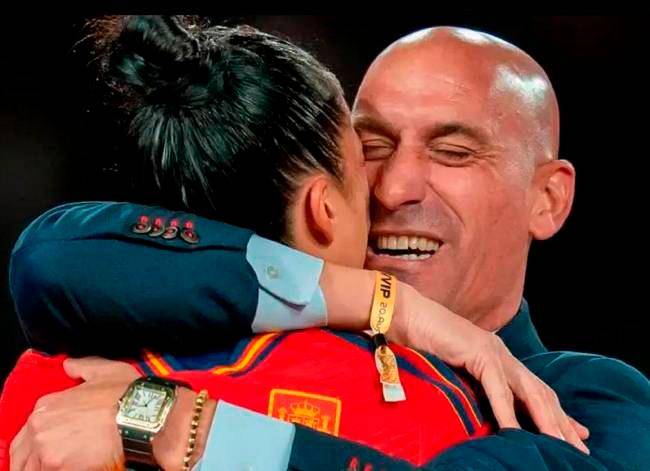 Durante la premiación de la final del Mundial Femenino, el pasado domingo 20 de agosto, Luis Rubiales besó a la jugadora Jenni Hermoso. FOTO: Getty