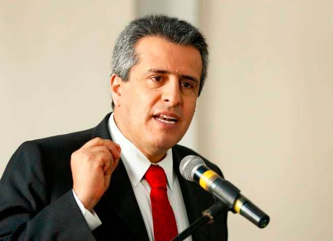 El ministro del Interior, Luis Fernando Velasco, aseguró que van a negociar con narcos en la paz total de Petro. FOTO: Colprensa