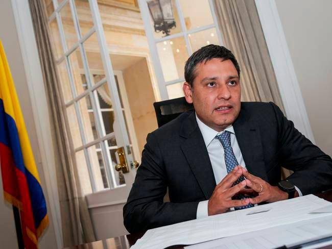El ministro de las TIC citó a reunión al CEO de Tigo y al alcalde de Medellín, Daniel Quintero. FOTO: COLPRENSA
