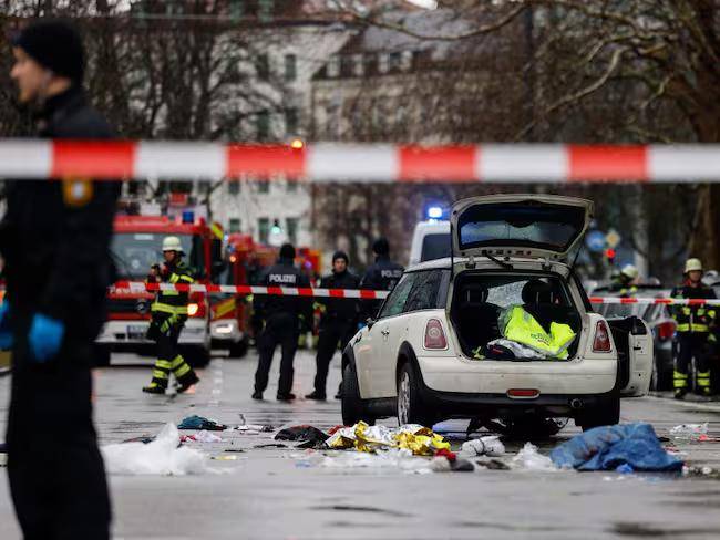 El conductor, identificado como un solicitante de asilo afgano de 24 años con antecedentes, fue detenido por la policía local. FOTO: Getty