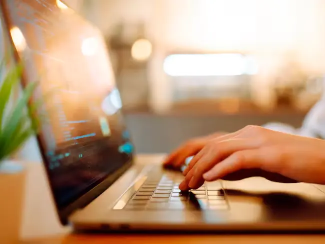 La mayoría de las vacantes corresponden a áreas de servicio al cliente y administración, que en conjunto suman más de 58.000 puestos. FOTO: GETTY