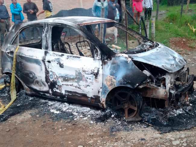 Un vehículo incinerado fue hallado en el lugar de los hechos. Aún se desconoce quiénes fueron los responsables de la masacre. FOTO: CORTESÍA 