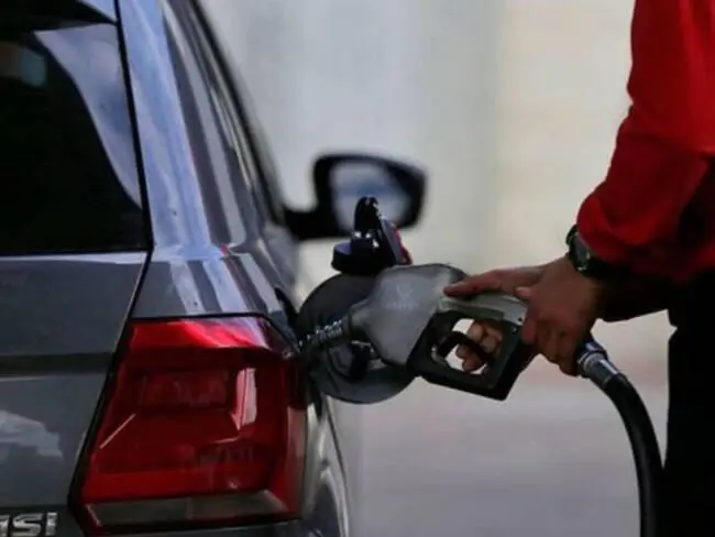 Bombas de gasolina pasarían a ser de autoservicio para bajar los costos de la reforma laboral