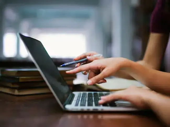 Durante tres días, las participantes aprenderán a construir su perfil profesional para acceder a empleos desde casa. FOTO: Getty