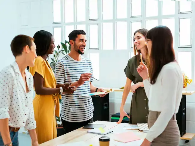 Claro busca practicantes universitarios para fortalecer su equipo en el primer semestre de 2026. FOTO: CORTESÍA