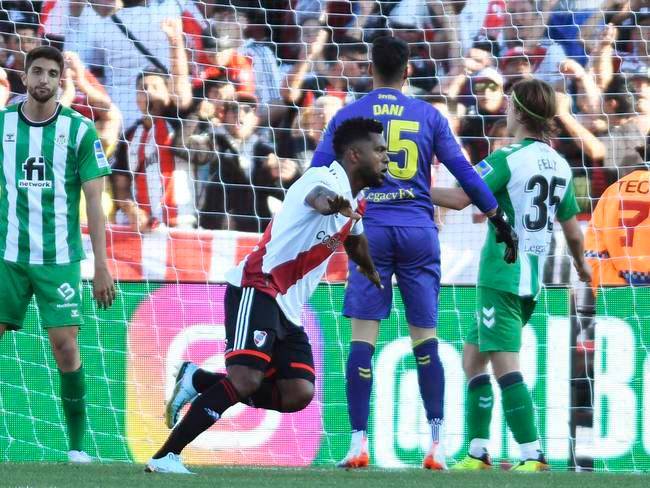 El festejo de Miguel Borja con River Plate ante el Betis. FOTO AFP