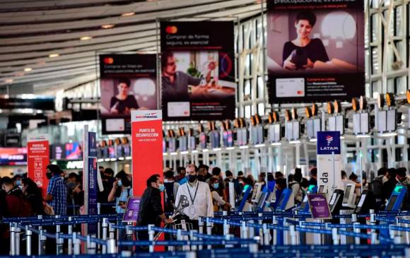 El primer caso se detectó en una mujer que estuvo en el Reino Unido y que llegó a Chile el 22 de diciembre. FOTO AFP