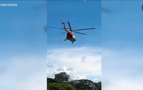 El helicóptero de la Operación Jaque minutos antes de aterrizar en el Sena de Buga. FOTO: Sacada del video. 