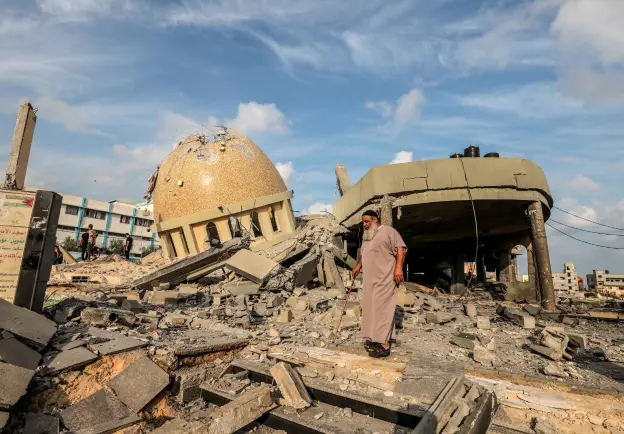 Mezquita Omari de la ciudad de Gaza, dañada por los bombardeos israelíes durante las batallas en curso entre Israel y Hamas. Foto GETTY