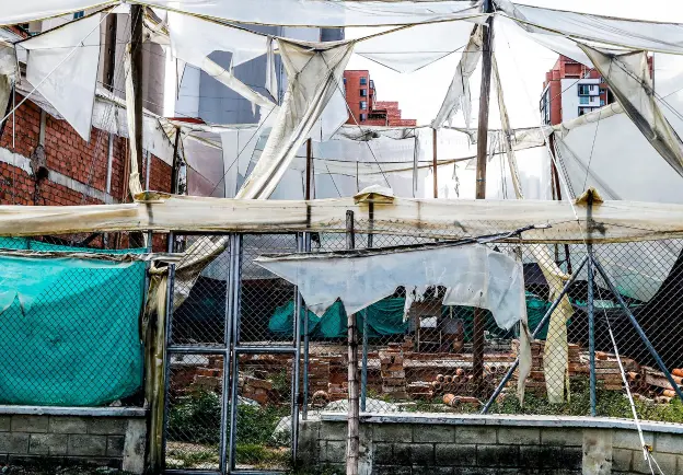 El antiguo desarenadero de la calle Ayacucho y muchas casas del barrio Prado son muestras del desinterés por proteger el patrimonio urbano. Fotos: Jaime Pérez y Julio Herrea. 