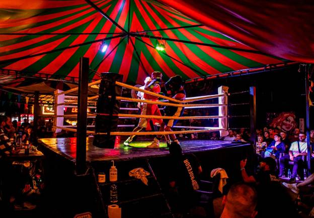 La última velada de boxeo organizada por MMA Colombia tuvo lugar en Tacos el Tigre, el pasado sábado 17 de marzo, con 11 peleas programadas, 10 masculinas y una femenina. Fotos Carlos Velásquez. 