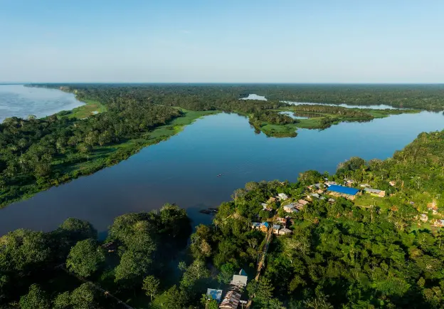 Fotografía aérea de río y selva del Amazonas en la zona de Puerto Nariño, Colombia, desembocadura del río Loretoyacú al río Amazonas. Foto: El Colombiano.