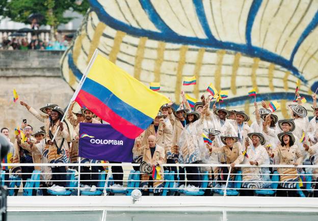 Atletas de la delegación de Colombia navegan en un barco por el río Sena durante la ceremonia inaugural de los Juegos Olímpicos París 2024 en París el 26 de julio de 2024. (Foto de Luis TATO / AFP)