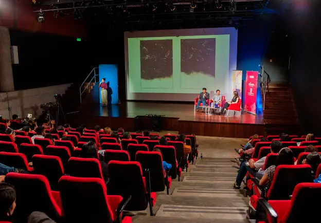 La escritora Keum Suk Gendry-Kim y su traductor en el Parque Explora en el marco de la Fiesta del Libro y la Cultura 2023.