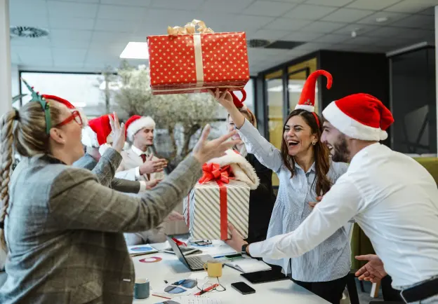 ¿Qué detalle le puedo dar a una mujer en Navidad? Esto es lo que recomienda la IA. Foto: GETTY 