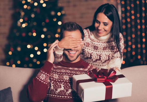 ¿Qué detalle le puedo dar a un hombre en Navidad? Esto es lo que recomienda la IA. Foto: GETTY