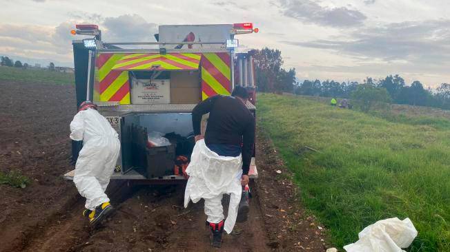 Personal de bomberos en la zona donde encontraron los cuerpos de los tres hombres. FOTO BOMBEROS
