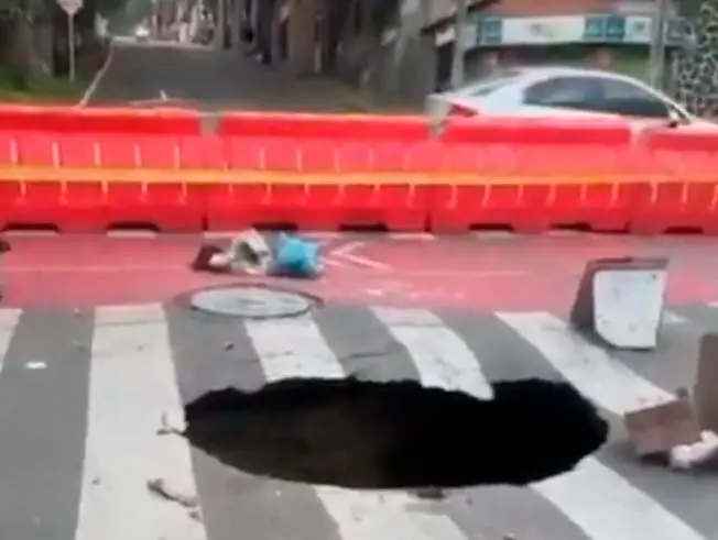 El nuevo cráter que apareció en plena vía obligó a suspender el tráfico vehicular. FOTO: IMAGEN TOMADA DE VIDEO