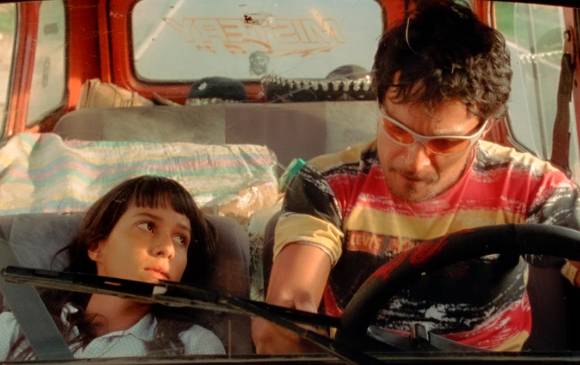 Escena de la película con Paola Baldión y Julián Román. FOTO Cortesía