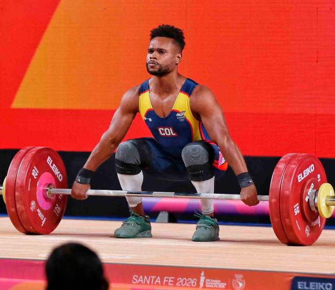 El antioqueño Francisco Mosquera en acción durante su competencia de levantamiento de pesas, en los 65 kilogramos. FOTO CORTESÍA COC