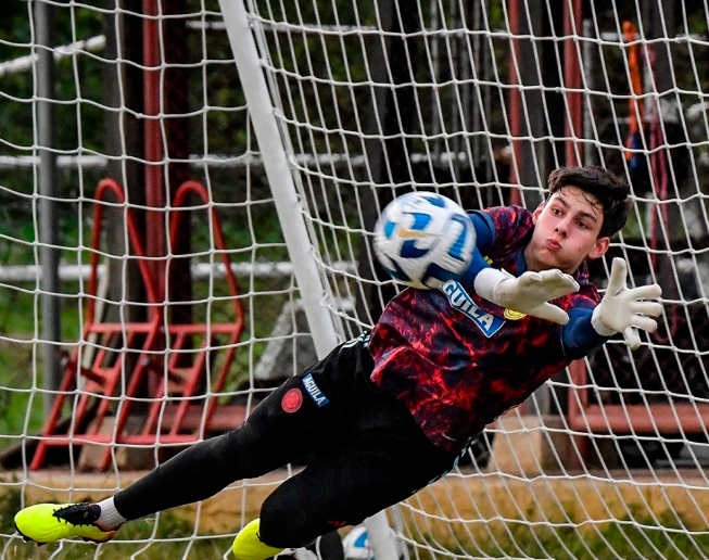 Alexei Rojas fue, en dos oportunidades en la presente temporada, el tercer portero del primer equipo del Arsenal de Inglaterra. FOTO fcf