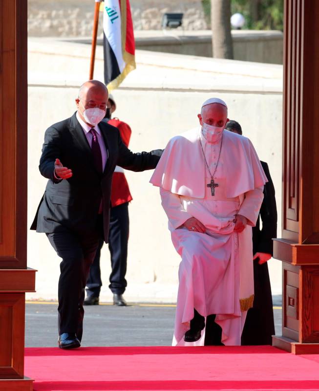 El Papa Francisco llegó este viernes a Bagdad en la primera visita de un pontífice a Irak, donde se acercará a la castigada comunidad cristiana del país. Foto: Efe
