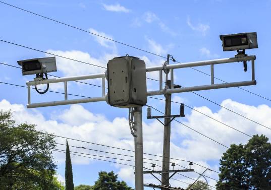 Imagen de referencia de una cámara de fotodetección en la ciudad. Foto: Andrés Camilo Suárez Echeverry