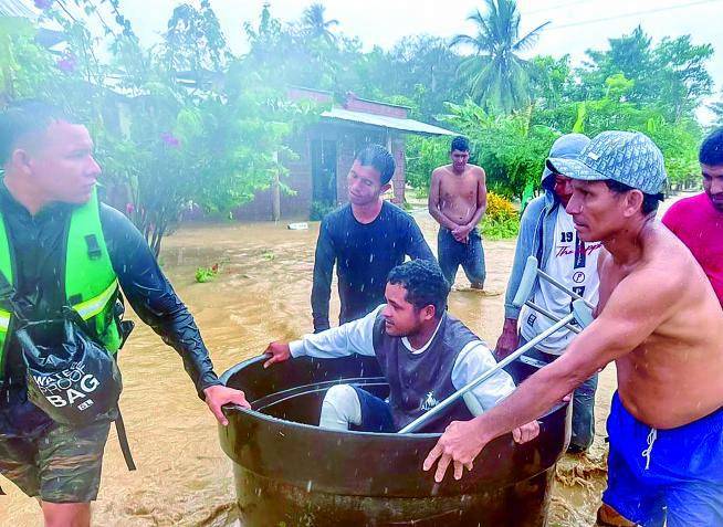 Las comunidades han tenido que rescatar a los damnificados en baldes y hasta en balsas improvisadas. FOTO Cortesía