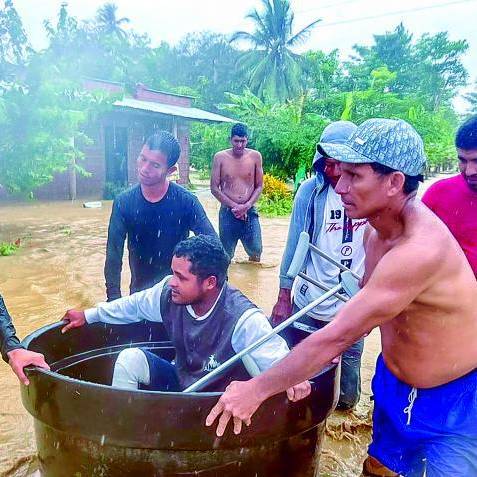 Las comunidades han tenido que rescatar a los damnificados en baldes y hasta en balsas improvisadas. FOTO <b>Cortesía</b>