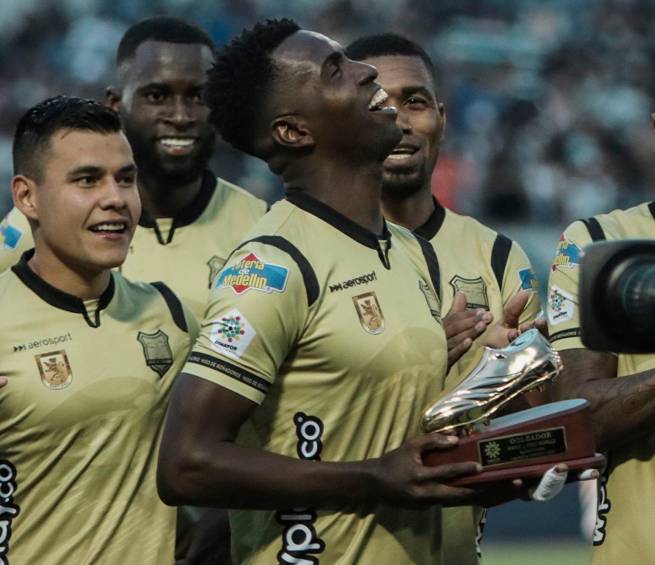 El goleador Marco Pérez recibió su galardón como máximo artillero del fútbol colombiano en la Luiga BEtplay-1. FOTO TOMADA ÁGUILAS DORADAS
