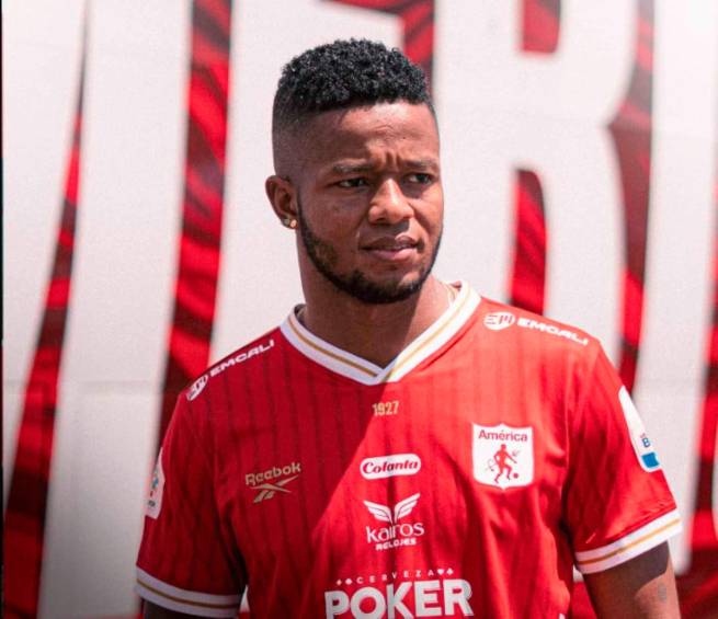 El jugador Yhorman Hurtado de América no pudo jugar en el último duelo de los Diablos Rojos en la Liga, por la demanda presentada por Internacional de Bogotá. FOTO TOMADA X@AmericadeCali