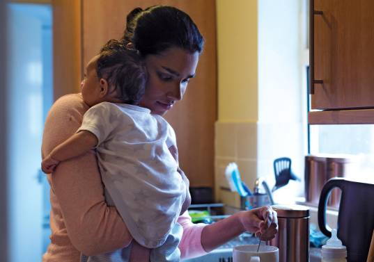 La mayoría de las mujeres consultadas afirmó que las cargas de cuidado recaen exclusivamente sobre ellas, dedicando gran parte de su tiempo a la crianza, el sostenimiento económico y los quehaceres. FOTO: GETTY