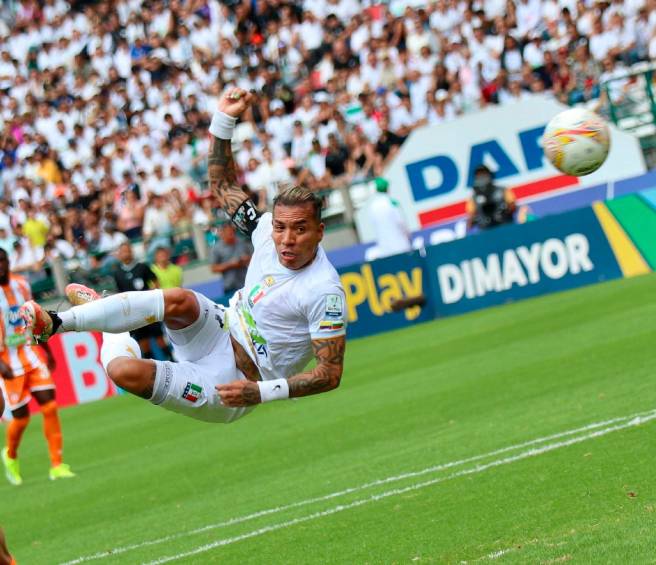El delantero Dayro Moreno, a sus 38 años alcanzó la cifra de 224 goles y es, junto a Sergio Galván Rey, los máximos artilleros del fútbol colombiano. FOTO TOMADA@oncecaldas