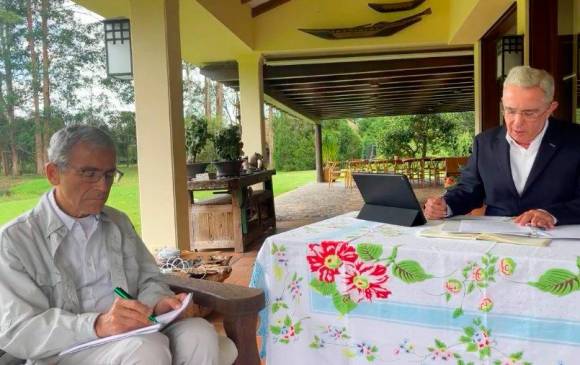 El expresidente se sentó con el padre Francisco De Roux, presidente de la Comisión de la Verdad, en su residencia en Llanogrande, Oriente de Antioquia. FOTO: Tomada de las redes sociales del expresidente. 