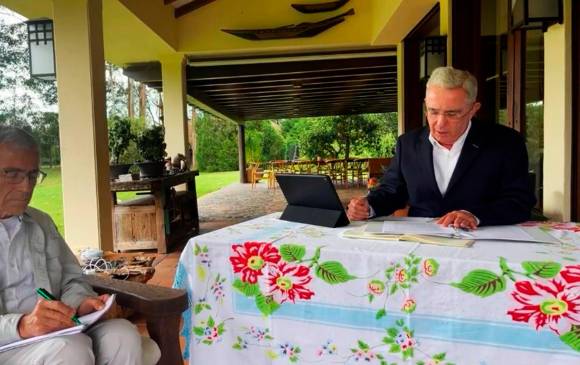 El padre Francisco de Roux y Álvaro Uribe dialogaron en el marco de la búsqueda de la verdad sobre la violencia armada en Colombia. FOTO tomada de video.