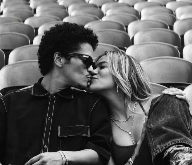 Imagen creada con inteligencia artificial que muestra a Karol G y Bruno Mars besándose; la escena no aparece en el videoclip oficial de ‘Still’. Foto: @acervokarolg