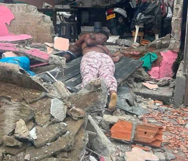En Quibdó (Chocó) familias lloran a sus seres queridos entre los restos de lo que quedó en su hogar. FOTO: Redes sociales
