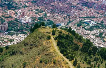 El Cerro Pan de Azúcar, el más alto de los siete cerros tutelares de Medellín, se eleva a más de 2.100 metros sobre el nivel del mar. Se ubica en la Comuna Villa Hermosa. FOTO: Manuel Saldarriaga.