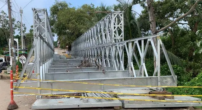 El puente militar provisional ya está instalado pero aún no se ha podido asentar en el resto de la estructura. FOTO: Cortesía.