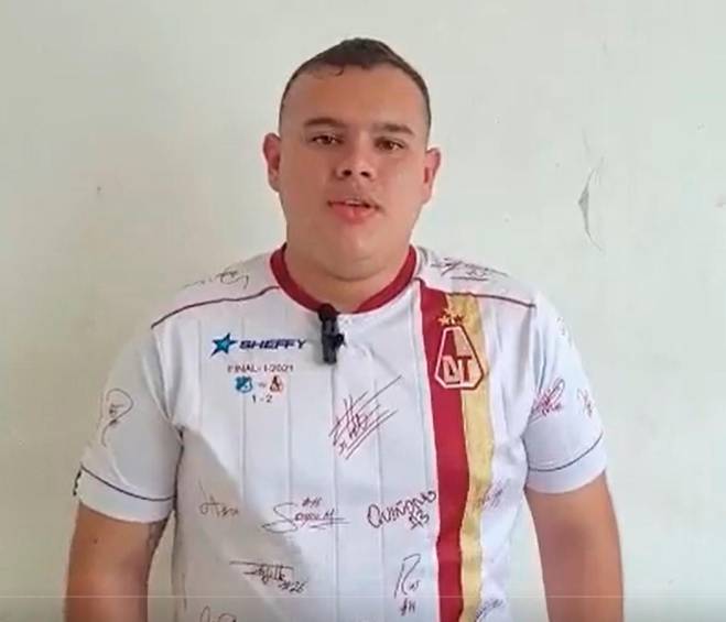 El hincha Alejandro Montenegro publicó en redes sociales un video pidiendo perdón por su error. FOTO PANTALLAZO 