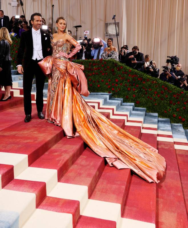 La actriz Blake Lively fue un derroche de drama en la alfombra roja con este vestido (tonos bronce y rosados) de Atelier Versace lleno de muchos detalles: el color fue inspirado en la estatua de la libertad, así como la corona de este importante monumento. El traje también es una referencia a la arquitectura del Empire State. Estuvo acompañada por su marido el actor Ryan Reynolds. FOTO EFE 