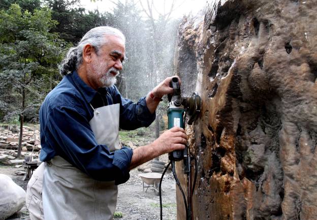 Descripción: El escultor Hugo Zapata nació en La Tebaida, Quindío. Aquí, en su casa-estudio en El Retiro, Antioquia. Miles de rocas hay allí. El momento de leerlas llegará, no hay que forzar nada, dice el artista. Personajes: Hugo Zapata. Fecha de evento: 04/12/2009. Foto: Donaldo Zuluaga.