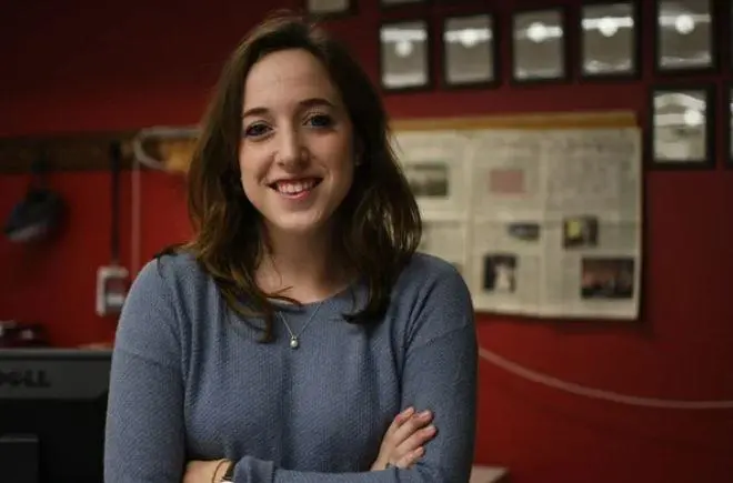Hannah Natanson, reportera del Washington Post, ganó el Premio Pulitzer de Servicio Público tras un año marcado por el allanamiento del FBI a su casa en el marco de una investigación de filtraciones del gobierno federal. FOTO The Harvard Crimson