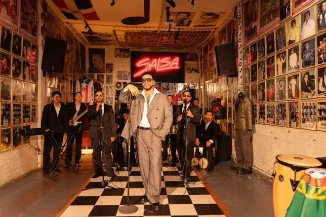 Ryan Castro grabó el video de Lluvia (Awoo) en el Museo de la Salsa, en el barrio Obrero de Cali. FOTO Universal Music