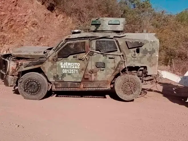 Así quedó el vehículo blindado en el que murieron los ocho militares mexicanos, al explotar la mina terrestre en Michoacán, México. FOTO: CORTESÍA.
