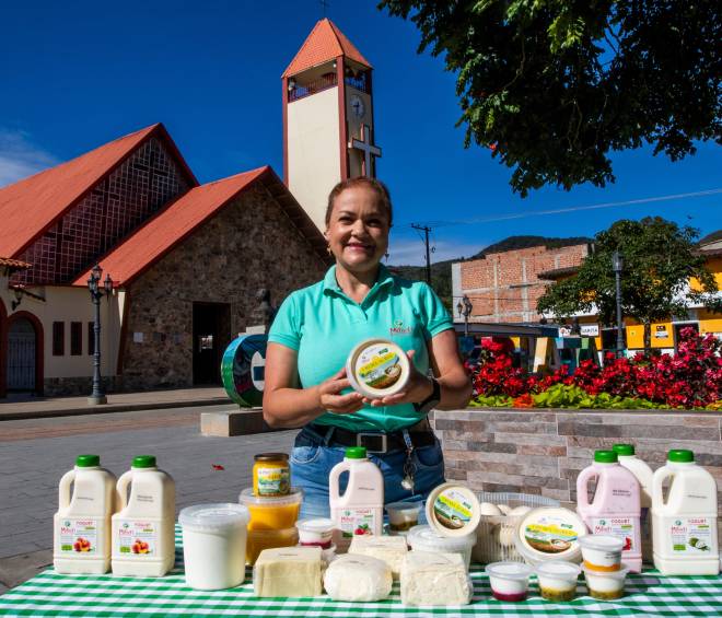 Yogures, queso cremas, mantequillas y otros derivados de la leche son algunos de los productos con los que se han posicionado en el municipio. FOTO JULIO CÉSAR HERRERA