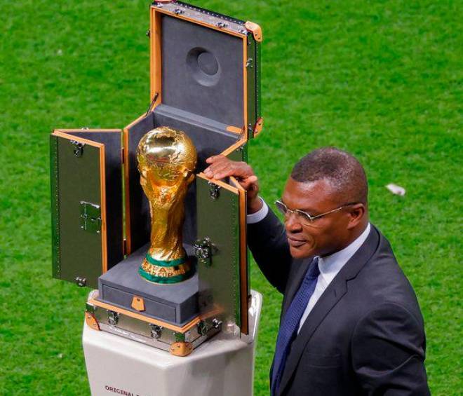 En la inauguración del Mundial, este domingo, se exhibió la copa que se llevará el campeón. FOTO: TOMADA DE TWITTER @fifaworldcup_es